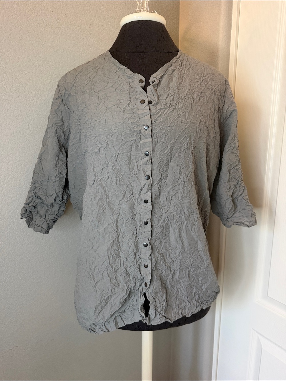 Babette SF Lightweight Gray Crinkle Button-Front 3/4 sleeve Women’s Top Size S
